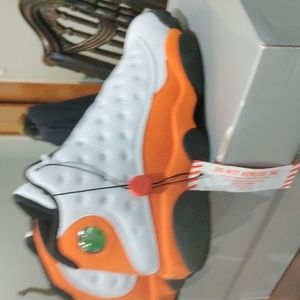 NIKE AIR JORDAN RETRO 13 SIZE 7 AND 1/2 NEVER BEEN WORN STILL HAS A TAG ON THEM